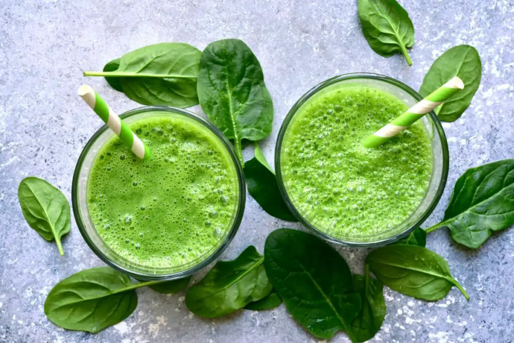 How To Make A Paleo Apple, Cucumber, And Spinach Green Smoothie